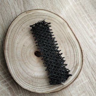 Pulsera brazalete negra de cuentas