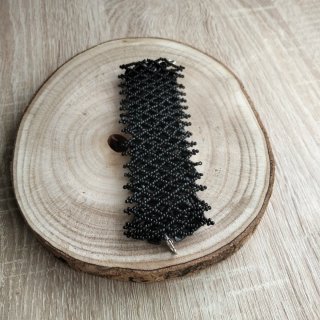 Pulsera brazalete negra de cuentas
