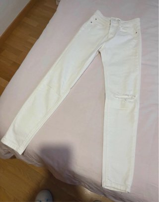 Pantalón blanco Stradivarius T.36