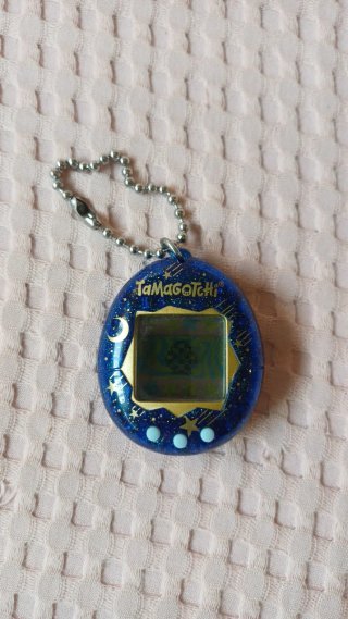 Tamagotchi azul con estrellas