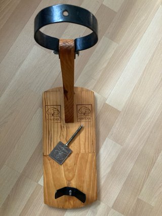 Jamonero de madera con aro metálico