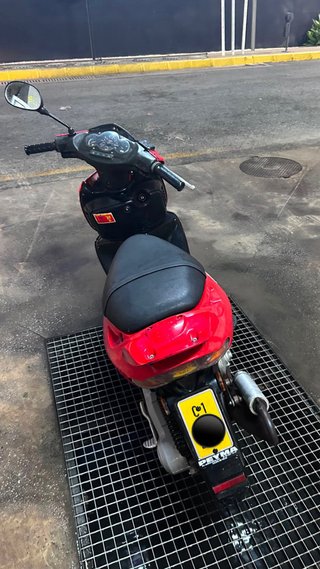Scooter Aprilia Roja