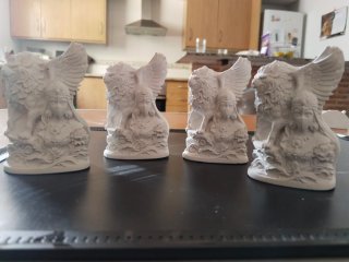 Figure di gesso e cemento con leone e donna