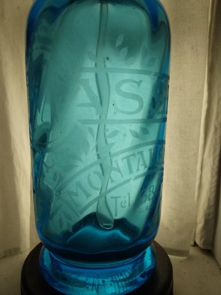 Sifón antiguo azul.