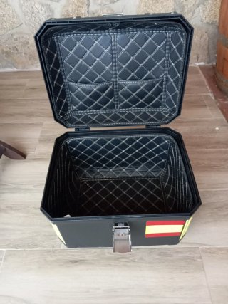 Baúl universal para moto