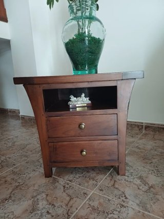 Mesa auxiliar de madera