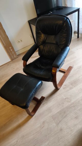 Sillón balancín piel con reposapiés