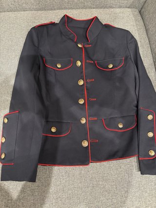 Americana negra con detalles rojos