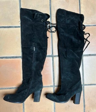Botas altas de ante, negras;  casi nuevas