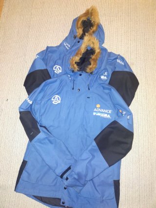 2 Anoraks azules con capucha y pelo Pirena
