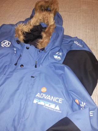 2 Anoraks azules con capucha y pelo Pirena