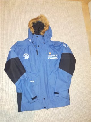 2 Anoraks azules con capucha y pelo Pirena