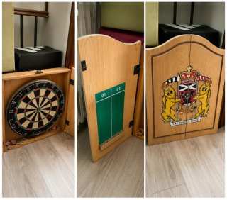 Mueble de dardos con escudo The King of Kings