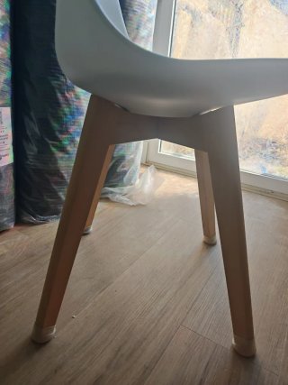 Conjunto de 6 sillas blancas con patas de madera.