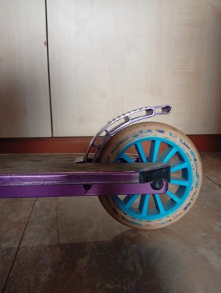 Patinete infantil morado y monopatin