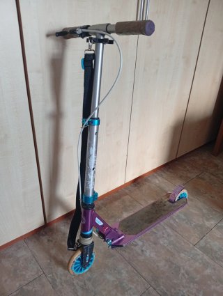 Patinete infantil morado y monopatin