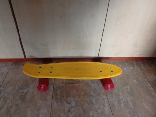 Patinete infantil morado y monopatin