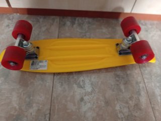 Patinete infantil morado y monopatin