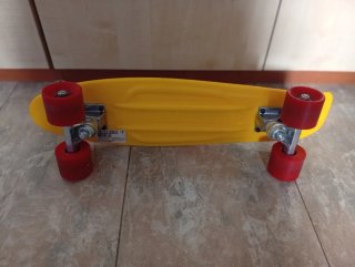 Patinete infantil morado y monopatin