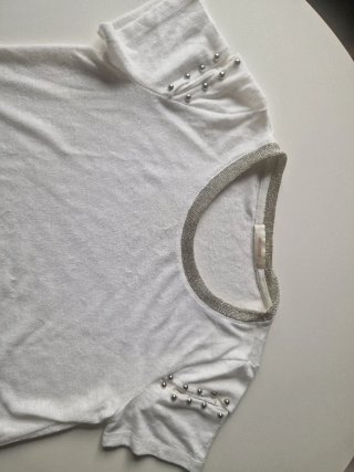 Camiseta blanca vintage con detalles plateados