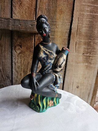 Figura de mujer sentada con cántaro