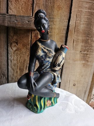 Figura de mujer sentada con cántaro