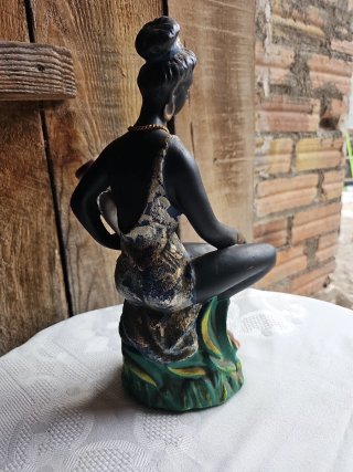 Figura de mujer sentada con cántaro