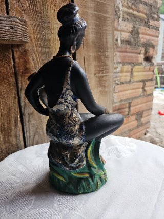 Figura de mujer sentada con cántaro