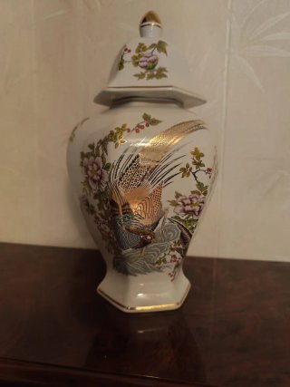 Jarrón de porcelana con pájaros y flores