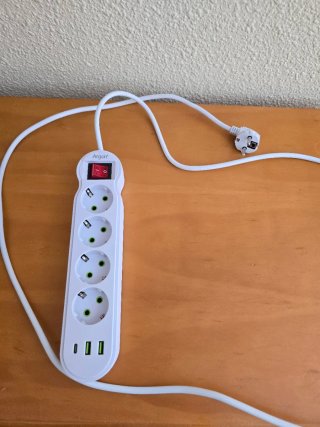 Regleta de 4 enchufes y 3 USB