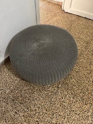Pouf rotondo in tessuto grigio