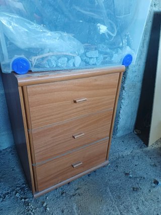 Mesa auxiliar de madera y plástico
