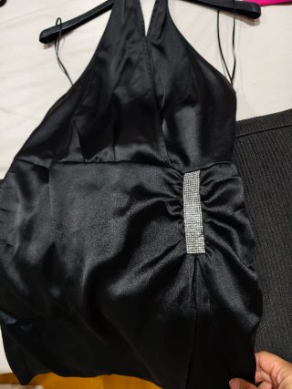 Vestido negro satinado con pedrería
