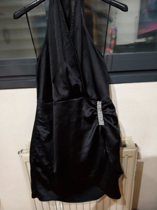 Vestido negro satinado con pedrería