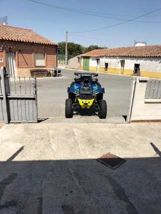 Quad Polaris Azul y Amarillo Off-Road