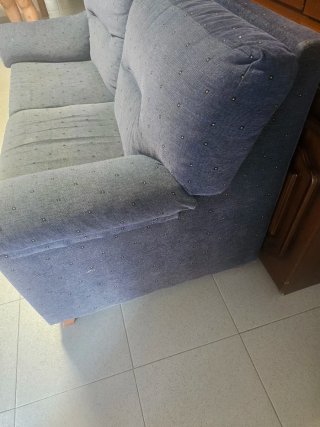 Sofá de tela azul y gris