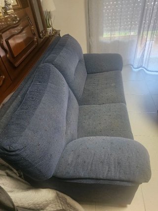 Sofá de tela azul y gris