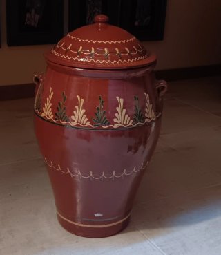 Orza de barro decorada