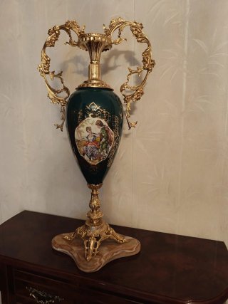 Jarrón de cerámica y metal dorado