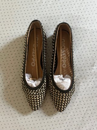 Zapatos planos blancos y negros Gioseppo