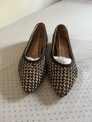 Zapatos planos blancos y negros Gioseppo