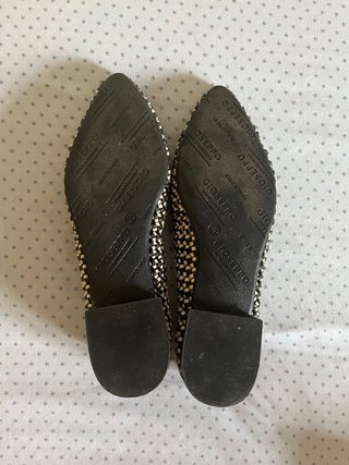 Zapatos planos blancos y negros Gioseppo