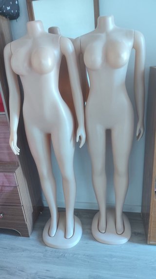 Maniquí femenino beige