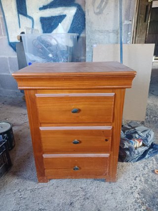 Mesa auxiliar de madera