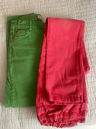 Pantalones vaqueros color rojo y verde