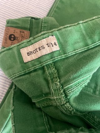 Pantalones vaqueros color rojo y verde