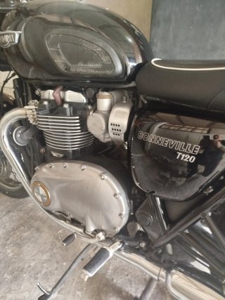 Moto Triumph boneville t120 Black
