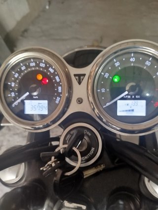Moto Triumph boneville t120 Black