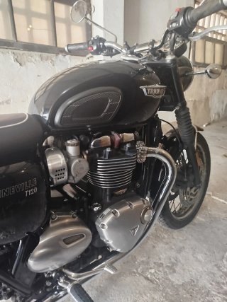 Moto Triumph boneville t120 Black