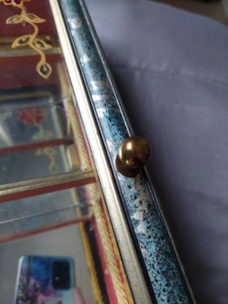 Vitrina de pared de cristal y madera.